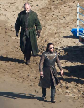 Lunettes noires sur le bec, Jon a retrouvé Ser Davos. 