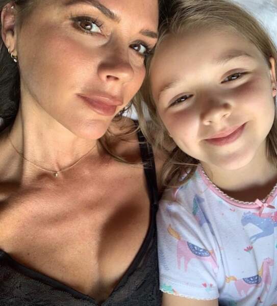 Petit selfie mère-fille pour Victoria et Harper Beckham. 