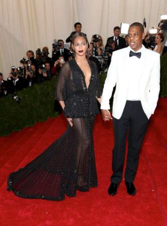 ....et à côté d'elle, Jay-Z est étrangement sobre. 