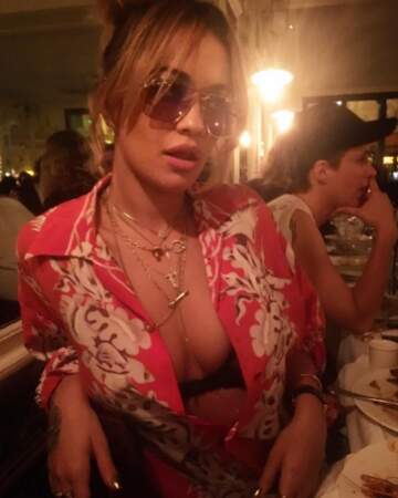 Rita Ora a malheureusement perdu un bouton au restaurant. 