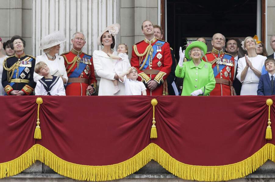 La famille royale salue les troupes anglaises lors de la cérémonie Trooping the Colour