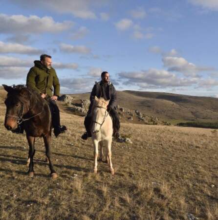Frédéric Lopez et Malik Bentalha à cheval... Ça sent le tournage de Rendez-vous en France Inconnue (oui oui).