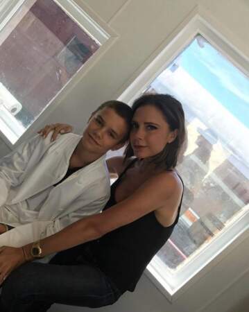 Victoria Beckham a du mal à sourire, même en posant avec son fils 