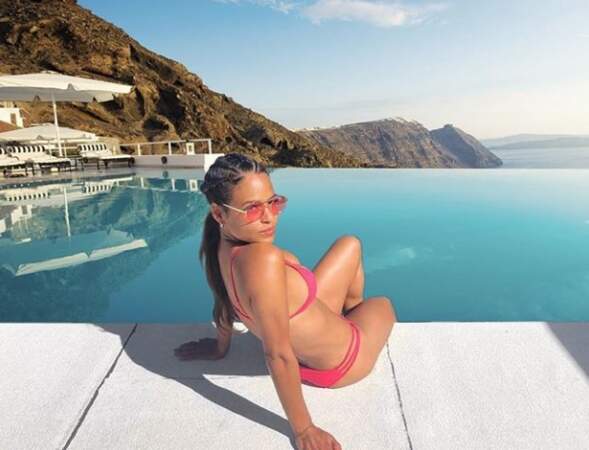 Cristina Milian se prélasse au bord de la piscine
