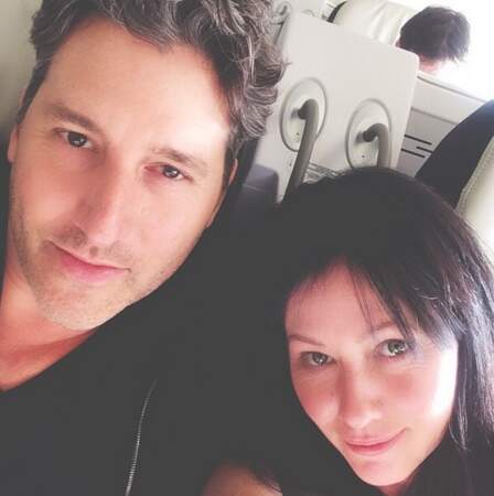 Un petit selfie pour Shannen Doherty et son ami Chris Cortazzo,  dans le vol Air France qui les emmène à Paris.