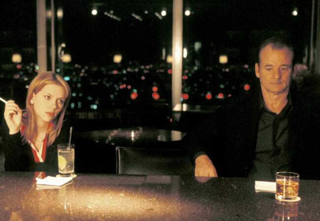 Scarlett Johansson et Bill Murray au bar de leur hôtel de luxe de Tokyo dans Lost in Translation (2003)