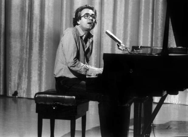 Michel Legrand au piano lors de l'émission télé Domino, le 19 avril 1974