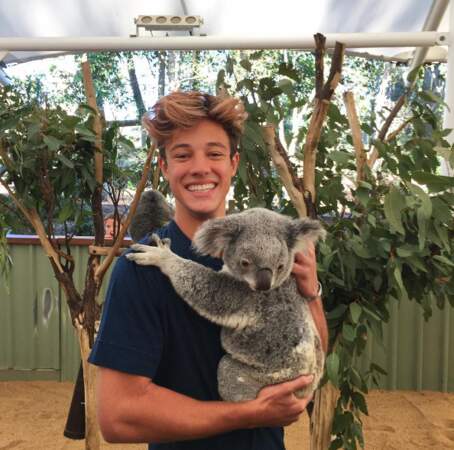 Jalousie : la superstar de Vine Cameron Dallas a fait un câlin à un koala lors de son voyage en Australie. 