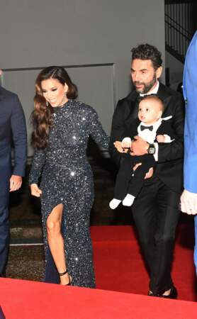 Eva Longoria et son époux Jose Baston sont arrivés avec leur enfant Santiago
