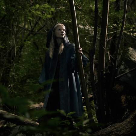 Freya Allan incarne Ciri, fille de la princesse de Cintra et Duny. Elle rencontre souvent Geralt