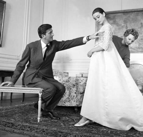 ... mais elle y rencontre surtout le couturier Hubert de Givenchy qui deviendra un ami (ici en 1958)