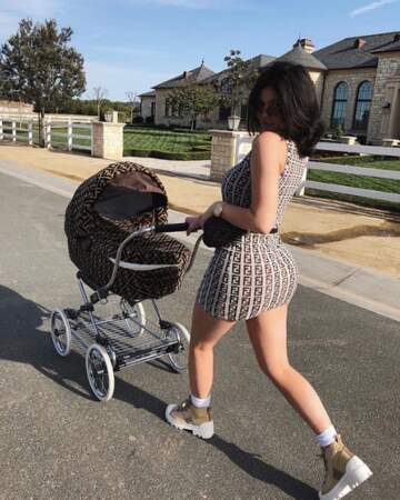Kylie Jenner était assortie au landau de sa fille Stormi. 