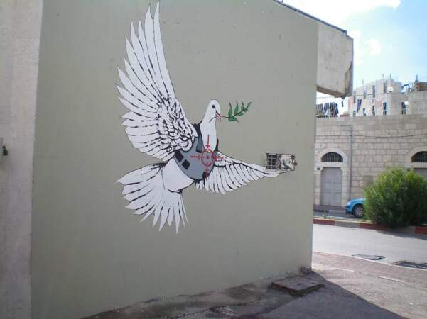 Dans la même série : une colombe, symbole de la paix, dans le viseur d'une arme de guerre