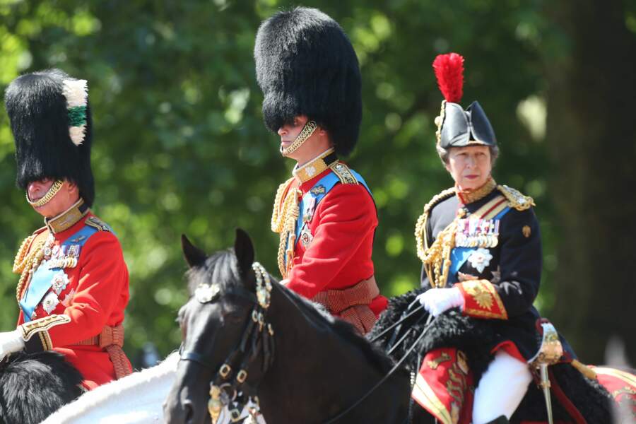 Comme le prince Charles, caché sous son chapeau, la princesse Anne est arrivée à cheval