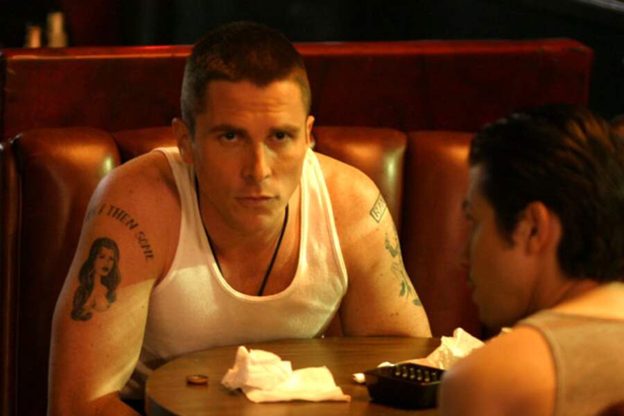 Crane rasé et tatouages ostentatoires dans Bad Times (2007)