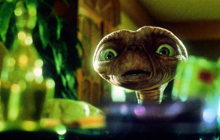1982, E.T. l'extra-terrestre : le personnage était une marionnette dirigée à distance.