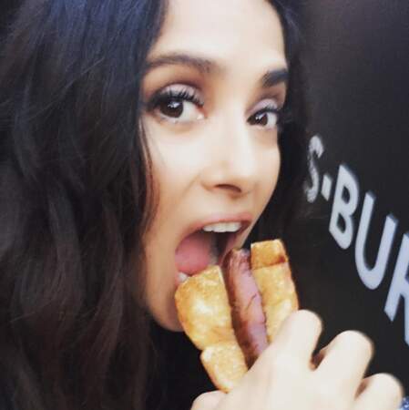 Salma Hayek aime la saucisse et elle le prouve avec ce selfie à hot-dog. 