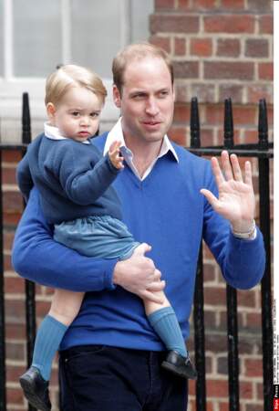 Coucou le revoilou ! Le 2 mai 2015, George vient saluer Charlotte, sa petite sœur qui vient de naître à Londres