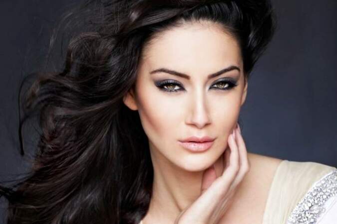 Miss Kosova - Antigona Sedjdiu | Non, elle n'en fait pas trop. PAS. DU. TOUT.