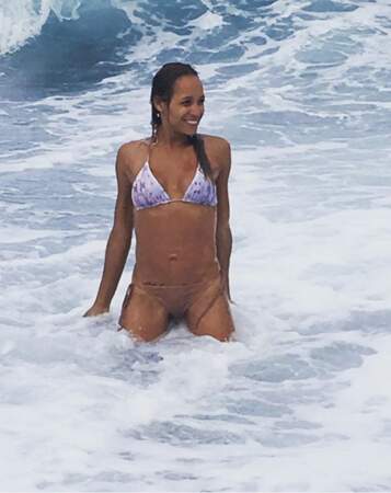 Dania Ramirez (Rosie de Devious Maids) se fait masser le fessier par l'océan.