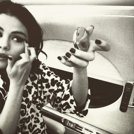 Petite retouche maquillage pour Selena