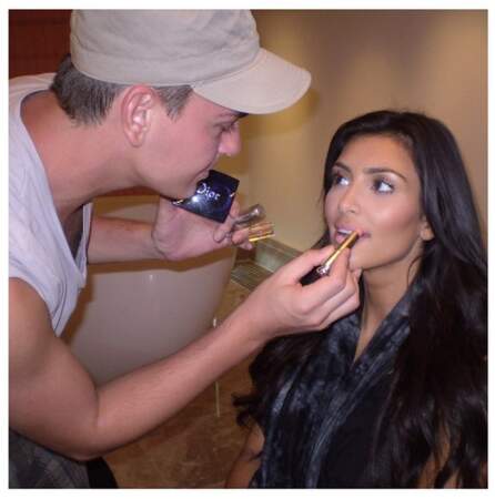 Kim Kardashian ADORE se faire maquiller