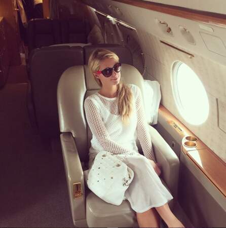 Rassurez-vous, Paris Hilton a peur en avion mais elle se soigne.