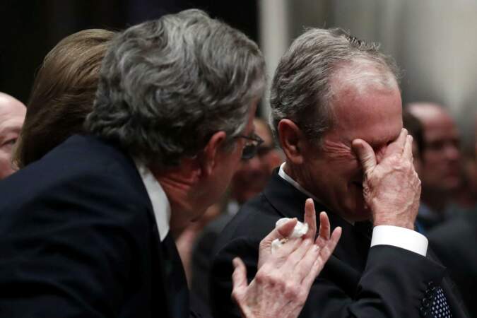 Son fils George W. Bush, très ému lors de la cérémonie