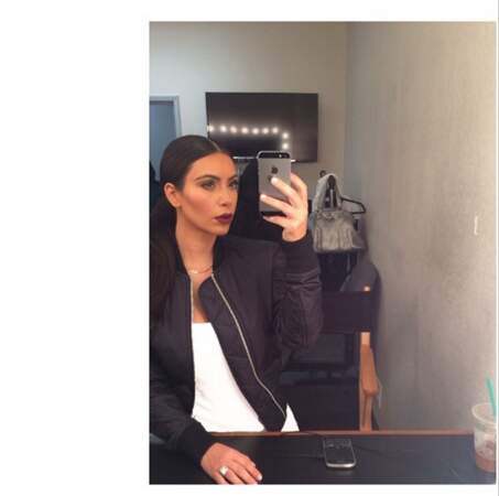 Et voici l'expression "Je boude" - Kim Kardashian, "une personne, deux expressions"