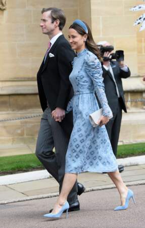 Pippa Middleton arrive tout sourire avec son mari au mariage de Tom Kingston, son ex petit ami