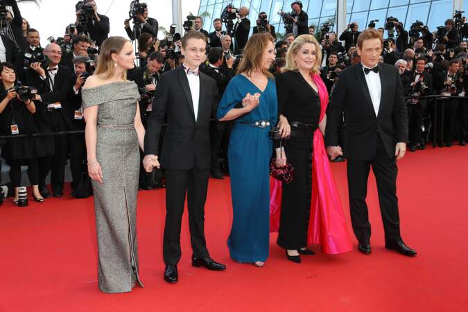 L'équipe du film "La Tête Haute" pour la première montée des marches du Festival de Cannes 2015