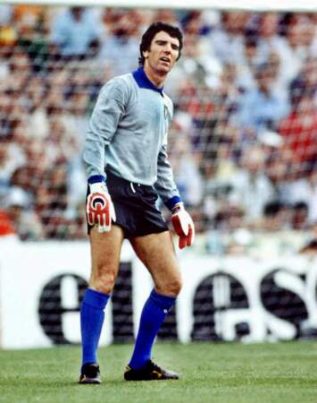1982 - Dino Zoff, capitaine de l'Italie championne du monde après avoir battu la RFA en finale
