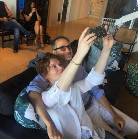 Rebecca Wisocky (Evelyn Powell de Devious Maids) fait une pause selfie.