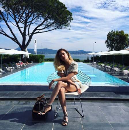 Clara Morgane en toute simplicité devant une piscine presque aussi superbe qu'elle.