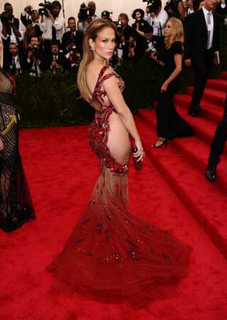 Beyoncé et Kim Kardashian peuvent aller se rhabiller. Jennifer Lopez a elle aussi oublié sa culotte !