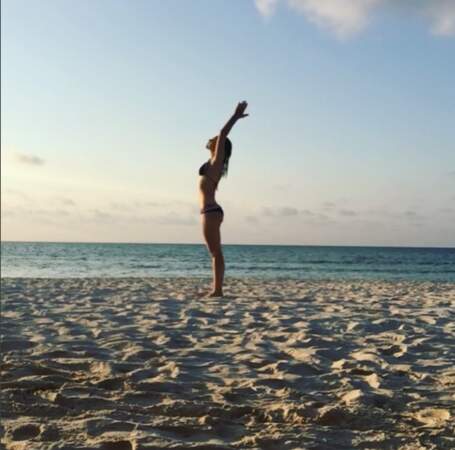 Elle est une adepte du yoga, surtout quand c'est en bord de mer