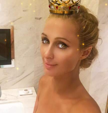 Paris Hilton a osé le selfie topless... 