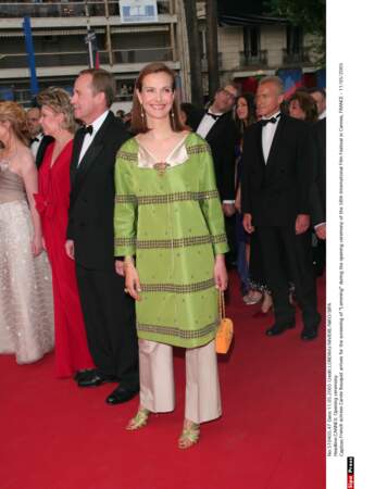 Porter une tunique ou un pantalon ? L'actrice Carole Bouquet n'a pas voulu choisir. (2005)