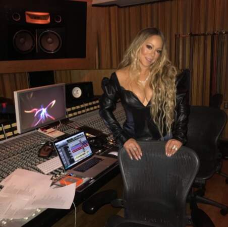 Sexy : Mariah Carey enregistre ses futurs tubes en robe de cuir. 
