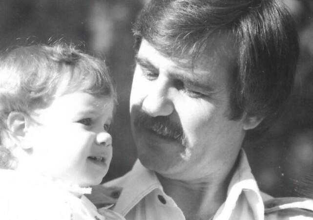 Andrea Barber, de La Fête à la maison, publie une photo d'elle petite dans les bras de son papa