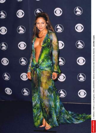 Jennifer Lopez en robe végétale transparente et au décolleté profond pour les Grammy Awards de 2000. 