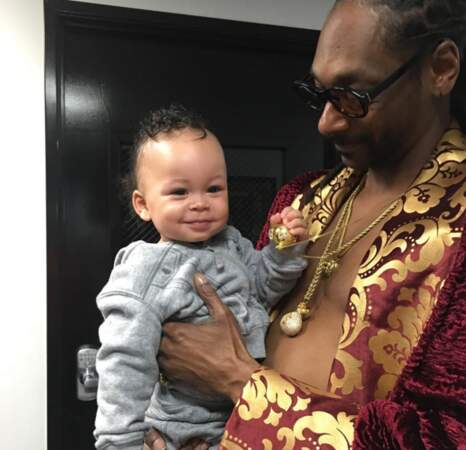 Et le petit-fils de Snoop Dogg, déjà attiré par les trucs en or. Comme Papi. 