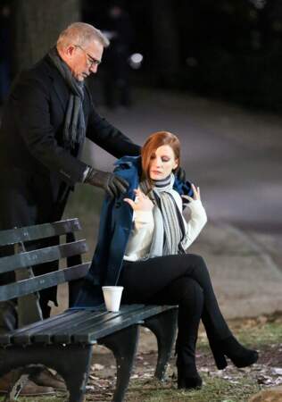 Jessica Chastain (frileuse) et Kevin Costner tournent le film Molly's Game à New York