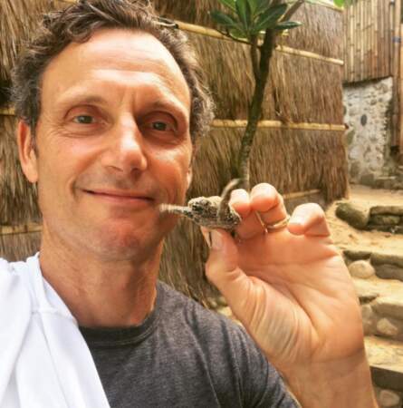 En vacances à Bali, Tony Goldwyn de Scandal a l'air très en forme