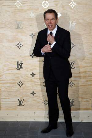Jeff Koons, qui co-organise la soirée, très classe en costume 