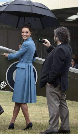 Très moderne, la duchesse n'est pas contre quelques selfies. Aurait-elle peur que cette robe la boudine ? 