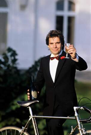 Populaire auprès du grand public, il est sacré "Homme de l'année" en 1984 : ça mérite un toast !