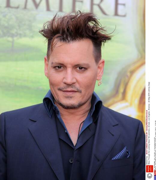 À 52 ans et avec un style un peu douteux, Johnny Depp va-t-il réussir à faire chavirer un nouveau coeur ?