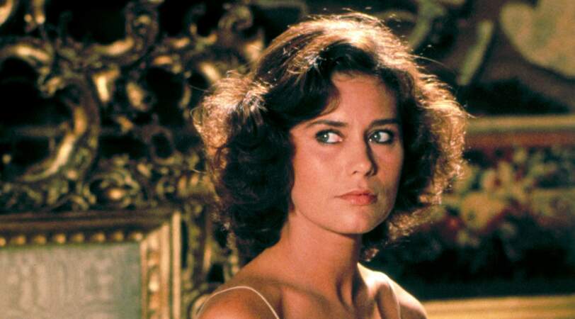 Corrine Cléry, qui joue l’assistante du méchant Drax dans Moonraker (1979), sera jetée aux chiens par ce dernier !