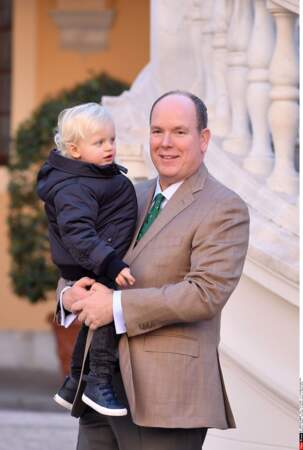 Le prince fier de son héritier Jacques, 2 ans, marquis des Baux